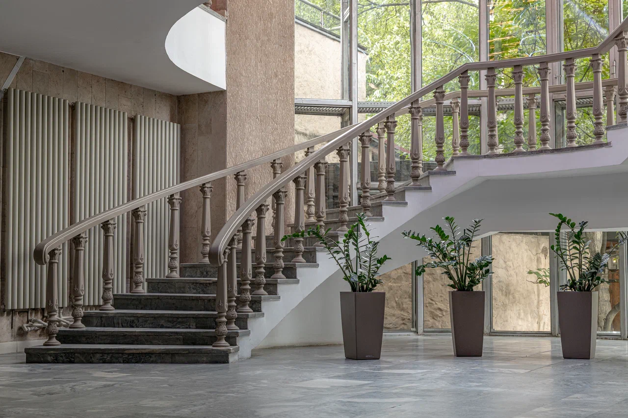 Фойе Согласие Hall с парадной лестницей и панорамными окнами