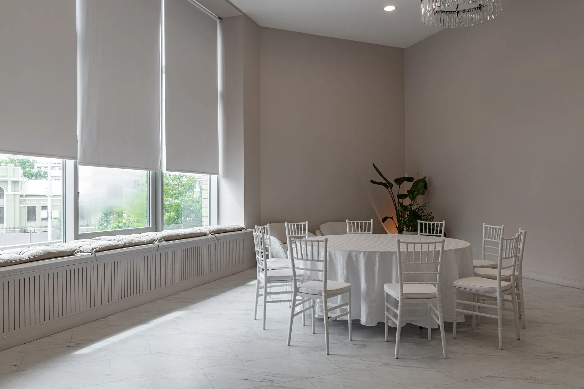 Малый зал «Согласие Hall» 51 м²: круглый стол, лаунж-кресла, окна